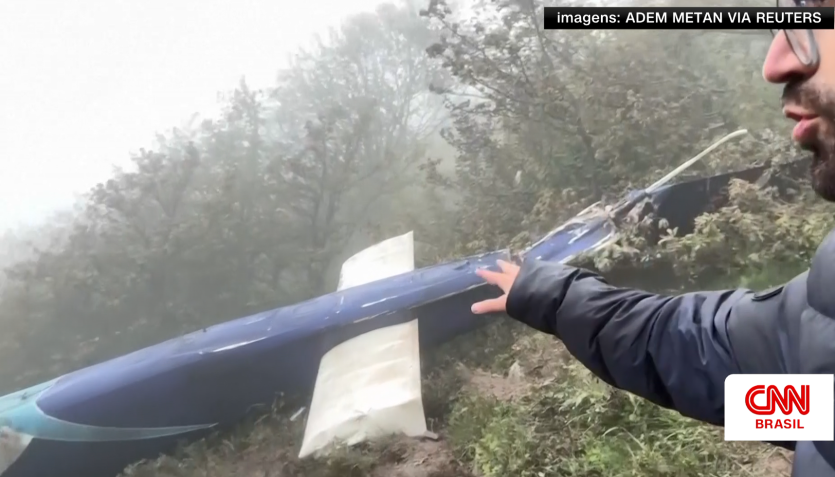 Imagem de destroços em local onde helicóptero com presidente do Irã teria caído / ADEM METAN