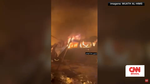 Carro é consumido por fogo em Rafah após ataque de Israel