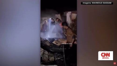 Palestinos tentam apagar fogo após ataque israelense em Rafah, no sul da Faixa de Gaza