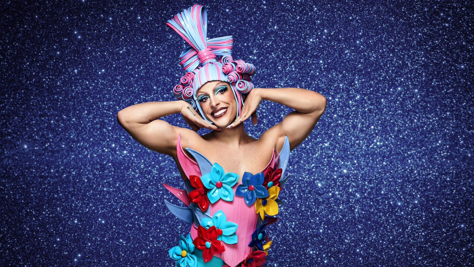 Diego Martins com figurino do musical Priscilla, a rainha do deserto