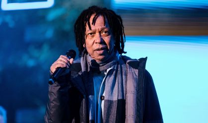 Djavan brinca sobre calor: "Não tem mais um bom lugar para ler um livro"