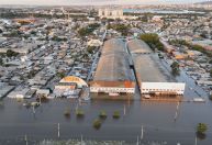 Produtores de arroz emprestam bombas de irrigação para drenar água de Porto Alegre