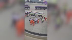 Pessoas que ficaram feridas após turbulência em voo da Singapore Airlines são encaminhadas a ambulâncias