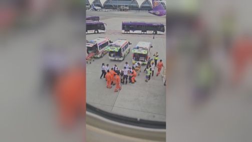 Pessoas que ficaram feridas após turbulência em voo da Singapore Airlines são encaminhadas a ambulâncias
