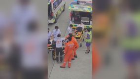 Pessoas que ficaram feridas após turbulência em voo da Singapore Airlines são encaminhadas a ambulâncias