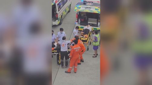 Pessoas que ficaram feridas após turbulência em voo da Singapore Airlines são encaminhadas a ambulâncias