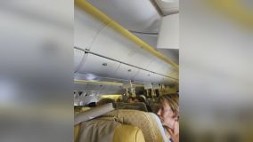 Passageiros aguardam para desembarcar após pouso de emergência em voo da Singapore Airlines