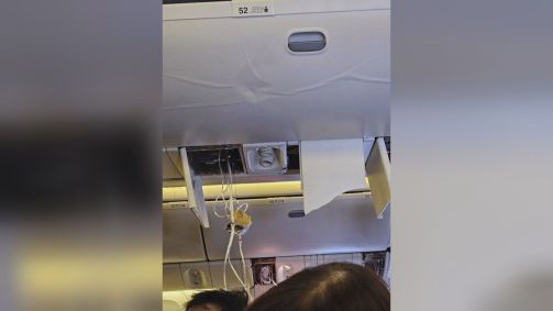 Bagageiro ficou amassado após forte turbulência em voo da Singapore Airlines