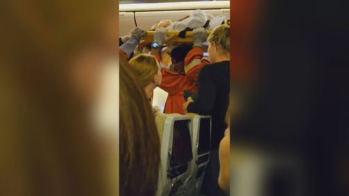 Pessoa é transportada em maca após ficar ferida devido a turbulência em voo da Singapore Airlines