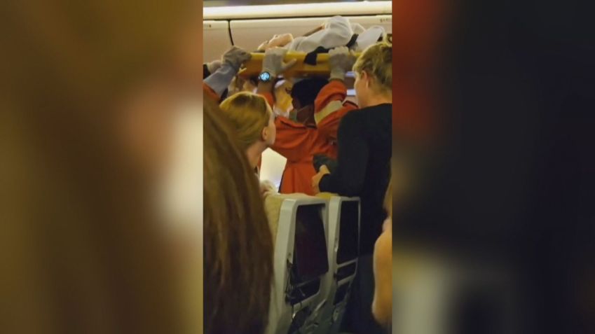Pessoa é transportada em maca após ficar ferida devido a turbulência em voo da Singapore Airlines / Obtido pela Reuters