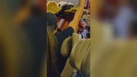 Pessoa é transportada em maca após ficar ferida devido a turbulência em voo da Singapore Airlines