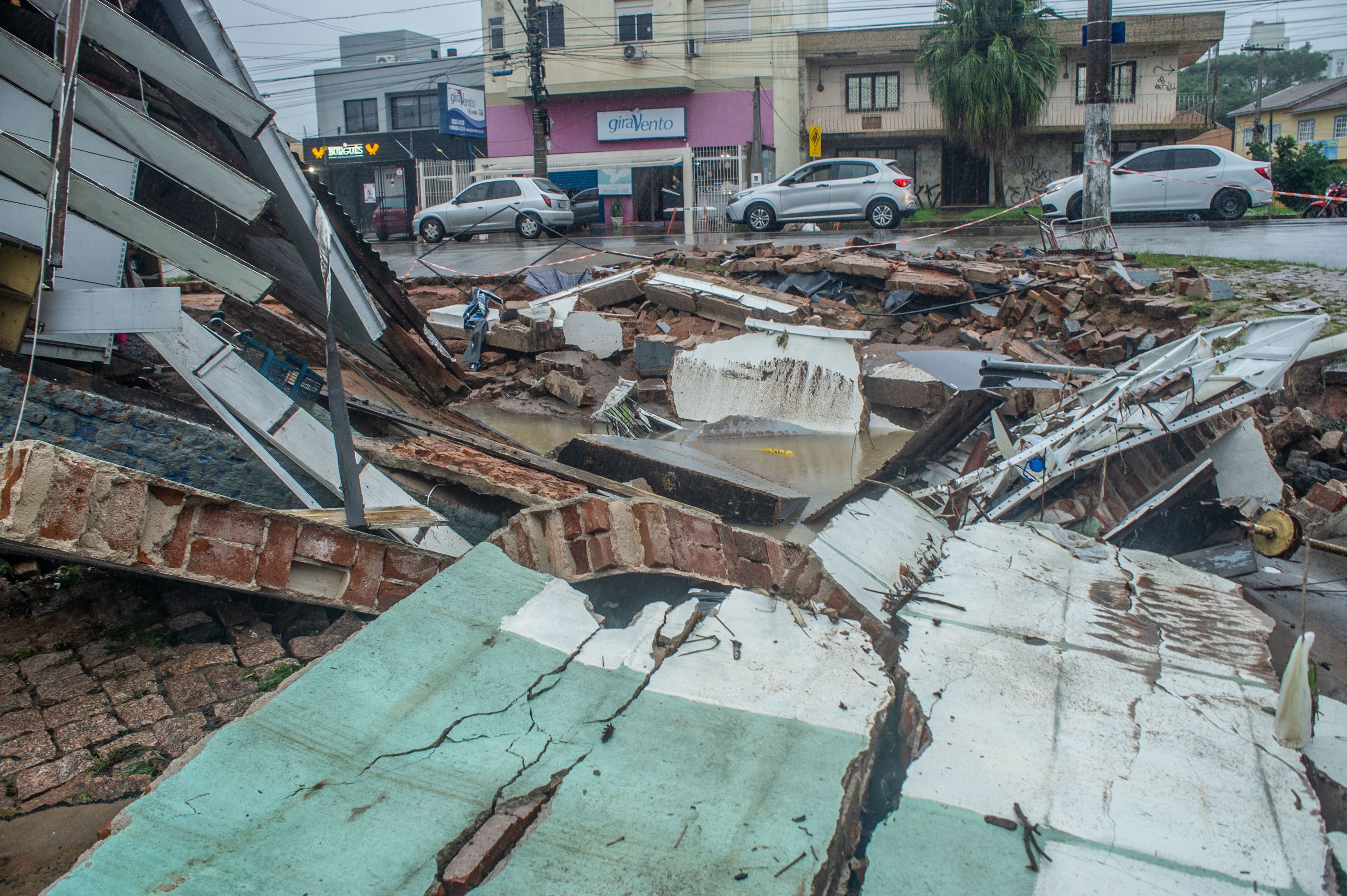 Estabelecimento comercial na zona sul de Porto Alegre (RS) desabou após as fortes chuvas