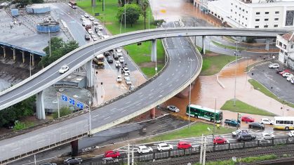 Avenidas de Porto Alegre (RS) foram tomadas pela água