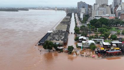 Com transbordamento do Guaíba, ruas de Porto Alegre ficaram debaixo d'água