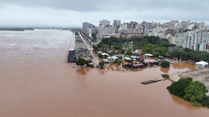 RS - CHUVA/PORTO ALEGRE/RIO GUAÍBA/TRANSBORDA - GERAL - Vista aérea da enchente que atinge a cidade de Porto Alegre, no Rio Grande do Sul, nesta sexta-feira, 03 de maio de 2024. O Rio Guaíba transbordou em Porto Alegre e as águas invadiram pontos da cidade, como o CT do Sport Club Internacional e o centro histórico da capital gaúcha. O nível do rio atingiu a marca de 3,14 metros na última medição, ultrapassando o limite de 3 metros. Devido à persistência das chuvas, a Defesa Civil estadual emitiu alerta orientando moradores da zona sul de Porto Alegre e das cidades de Guaíba e Eldorado do Sul a deixarem suas casas e procurarem locais seguros, como abrigos públicos. 03/05/2024 - Foto: MIGUEL NORONHA/ENQUADRAR/ESTADÃO CONTEÚDO