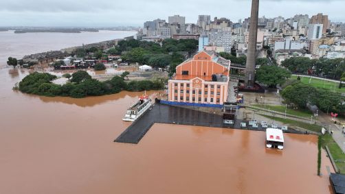 Área onde fica a Usina do Gasômetro, em Porto Alegre (RS), foi tomada pelas águas do Guaíba