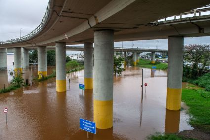 Avenida alagada em Porto Alegre (RS)