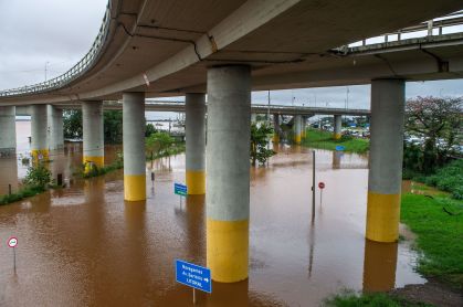 Avenida alagada em Porto Alegre (RS)