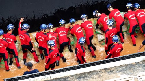 Equipes tentam fazer reparos na comporta que se rompeu no Guaíba, em Porto Alegre (RS)