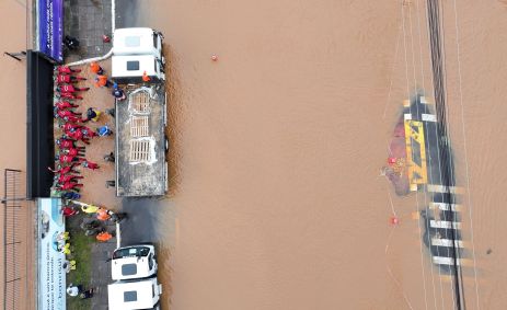 Equipes tentam fazer reparos na comporta que se rompeu no Guaíba, em Porto Alegre (RS)