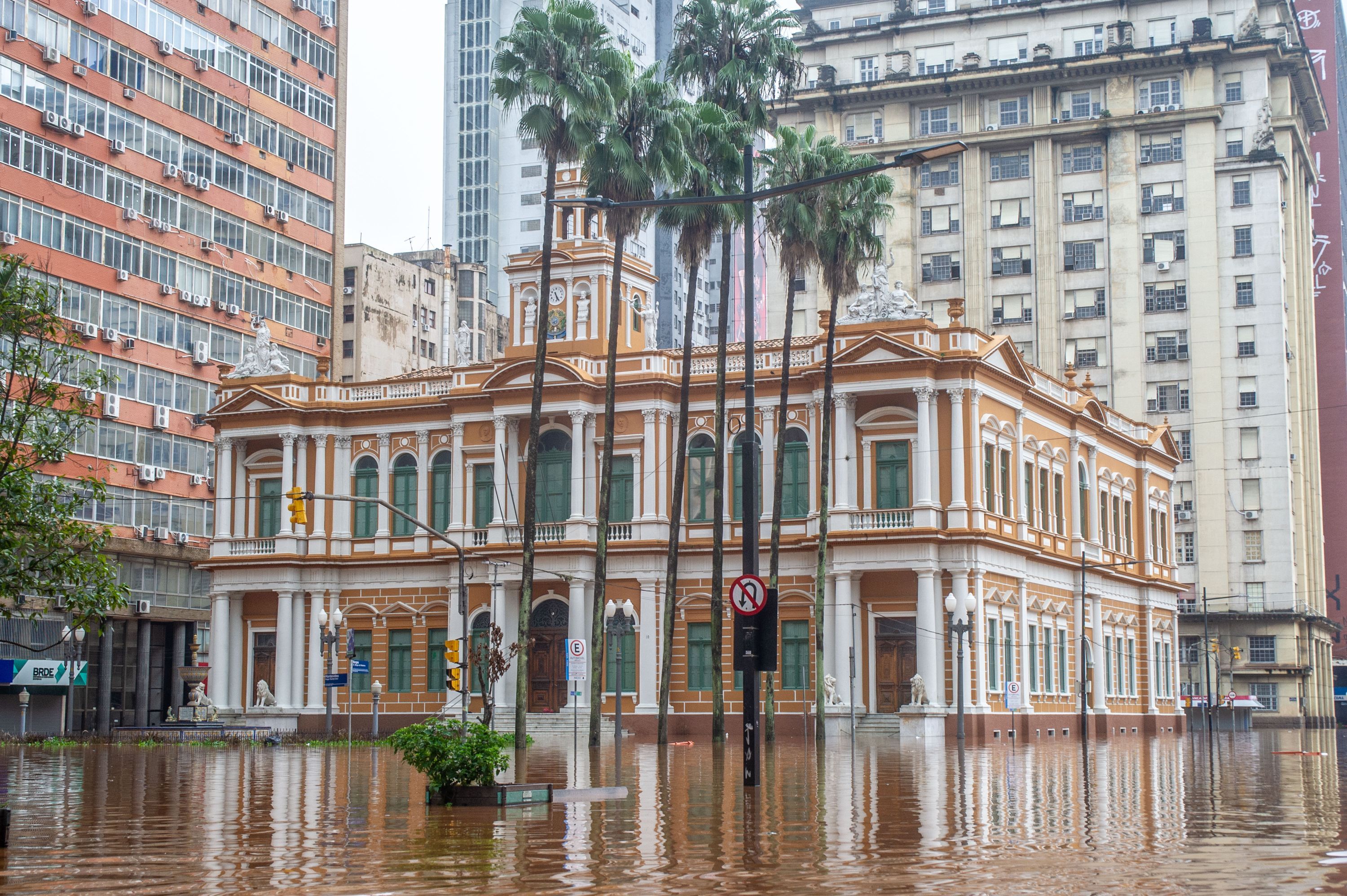 Prédio do Paço Municipal de Porto Alegre tomado pela enchente / Evandro Leal/Enquadrar/Estadão Conteúdo - 04.mai.2024