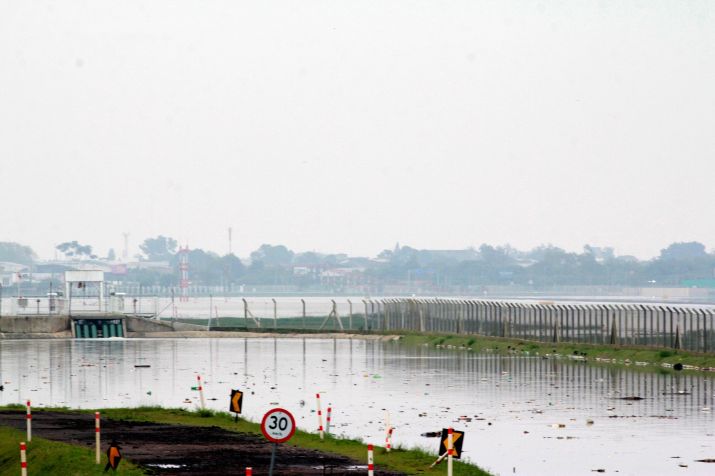 Vista da pista alagada do Aeroporto Salgado Filho, localizado em Canoas, na Região Metropolitana de Porto Alegre (RS), que está com as operações suspensas por tempo indeterminado / Miguel Noronha/Enquadrar/Estadão Conteúdo