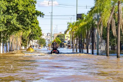 Equipes de resgate utilizam moto aquática para transitar pelas ruas de Porto Alegre (RS) durante enchente
