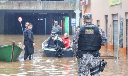Força Nacional chega a Porto Alegre e atua no resgate de pessoas no Centro Histórico
