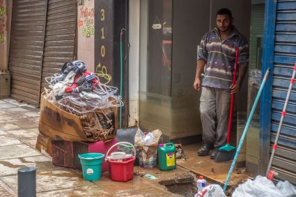 Após queda no nível da água, funcionários fazem a limpeza em comércio na região central de Porto Alegre (RS)