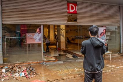 Loja na região central de Porto Alegre (RS) foi totalmente invadida pela enchente