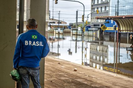 Via no Centro Histórico de Porto Alegre permanece alagada, mesmo após queda no nível da água