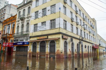 Marca na parede mostra até onde chegou a água da enchente em imóvel na região central de Porto Alegre (RS)
