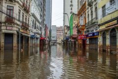 Nível da água caiu, mas via na região central de Porto Alegre (RS) segue alagada