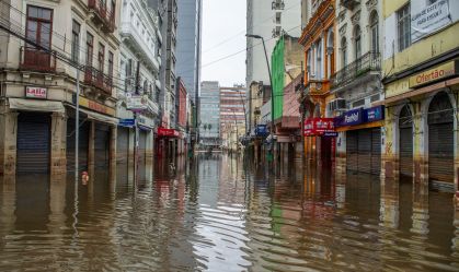 Nível da água caiu, mas via na região central de Porto Alegre (RS) segue alagada