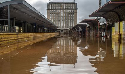 Alagamento persiste em áreas do Centro Histórico de Porto Alegre
