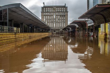 Alagamento persiste em áreas do Centro Histórico de Porto Alegre