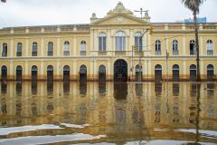 Enchente persiste na região do Mercado Público de Porto Alegre; marca na parede mostra até onde a água chegou