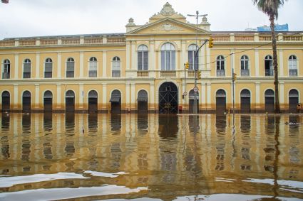 Enchente persiste na região do Mercado Público de Porto Alegre; marca na parede mostra até onde a água chegou