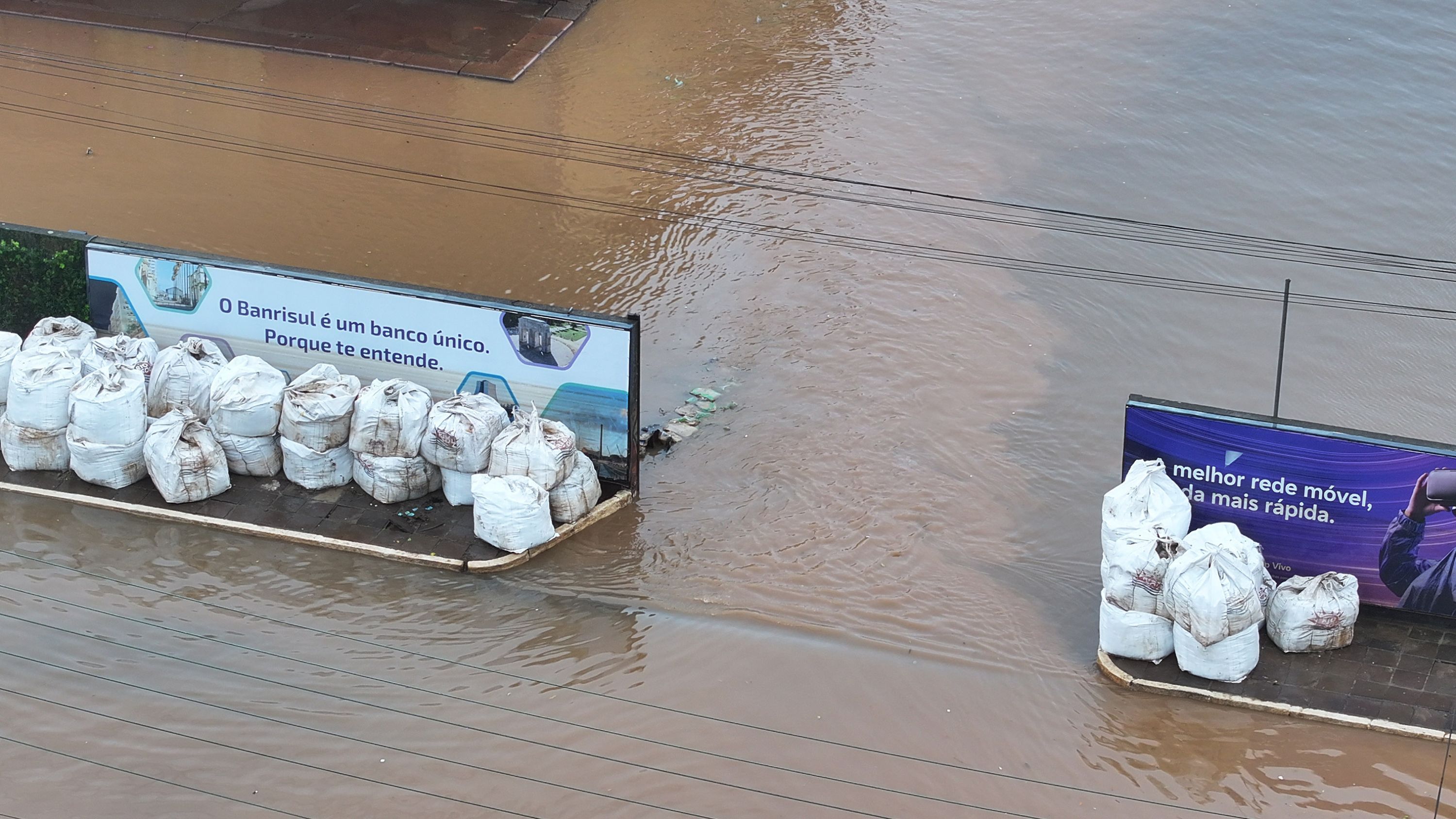 FORTES CHUVAS VOLTAM A CAUSAR NUNDAÇÕES EM PORTO ALEGRE