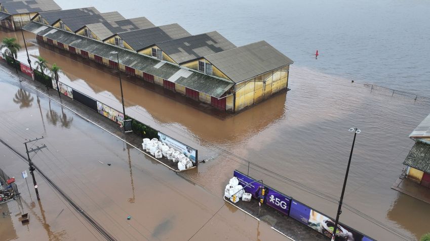 Sacos com areia e cimento colocados para conter as enchentes / Miguel Noronha/Enquadrar/Estadão Conteúdo