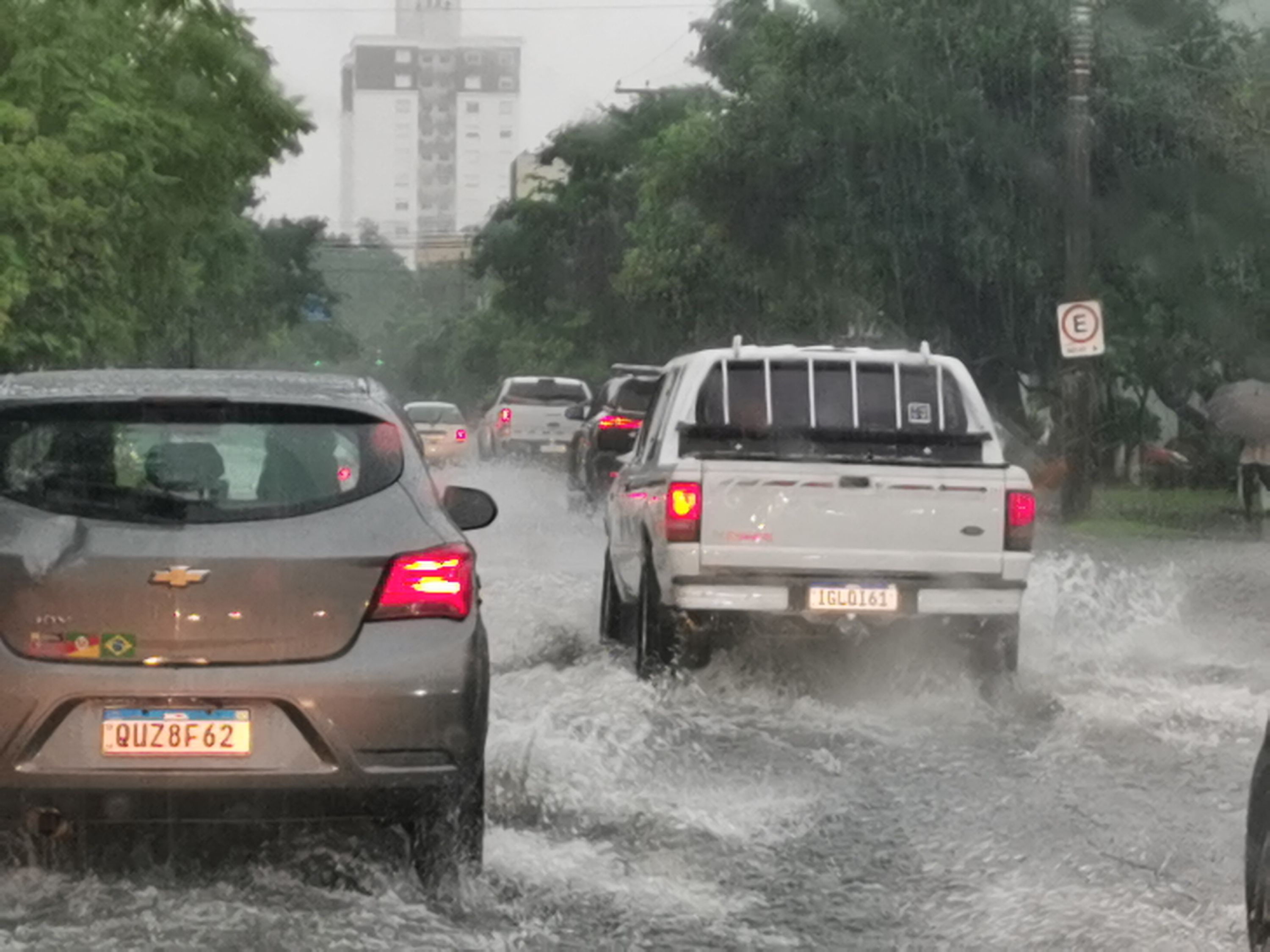 FORTES CHUVAS VOLTAM A CAUSAR NUNDAÇÕES EM PORTO ALEGRE