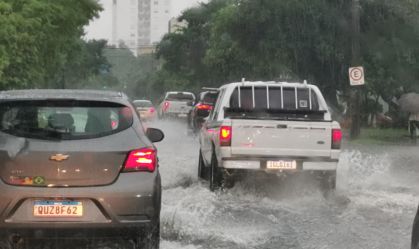 FORTES CHUVAS VOLTAM A CAUSAR NUNDAÇÕES EM PORTO ALEGRE