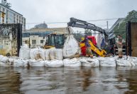 Prefeitura de Porto Alegre utiliza sacos de areia para conter água do Guaíba