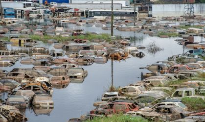 Centenas de veículos são vistos ainda submersos em diversos bairros de Porto Alegre (RS)