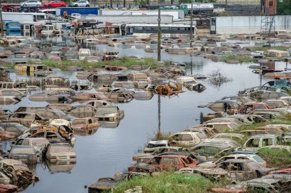 Centenas de veículos são vistos ainda submersos em diversos bairros de Porto Alegre (RS)