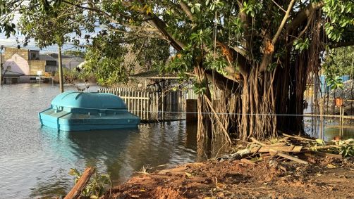 Bomba de drenagem flutuante opera na Vila Farrapos, no Humaitá, na zona norte de Porto Alegre (RS)