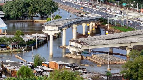 Vista das vias elevadas na Vila Farrapos, zona norte de Porto Alegre (RS)
