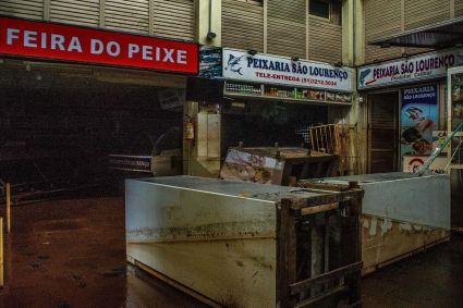 Água da enchente invadiu lojas do Mercado Público de Porto Alegre (RS)