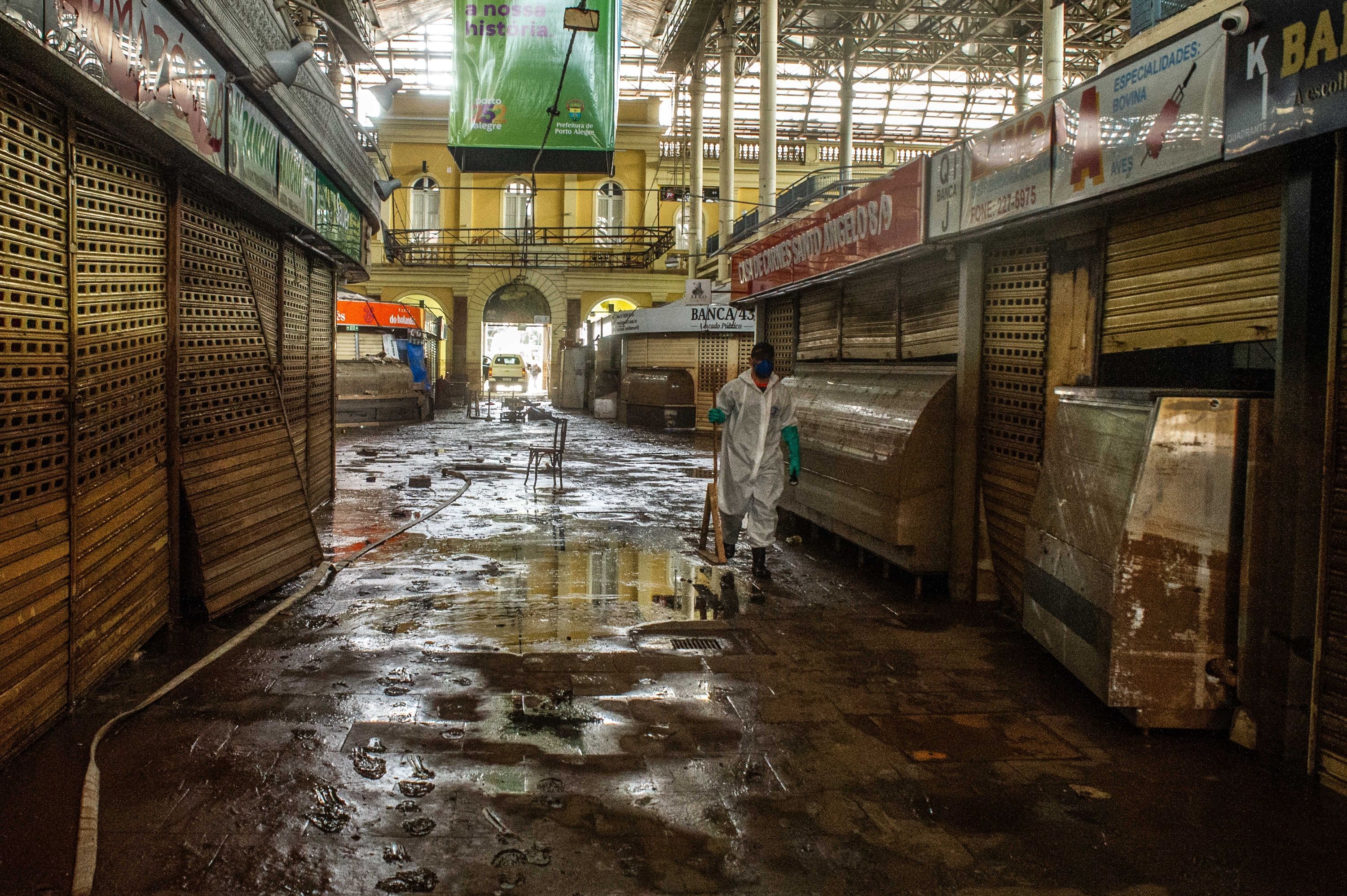 Área interna do Mercado Público de Porto Alegre (RS) após enchente