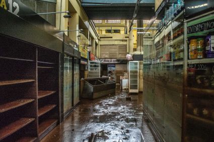 Lojas do Mercado Público de Porto Alegre (RS) ficaram destruídas após enchente